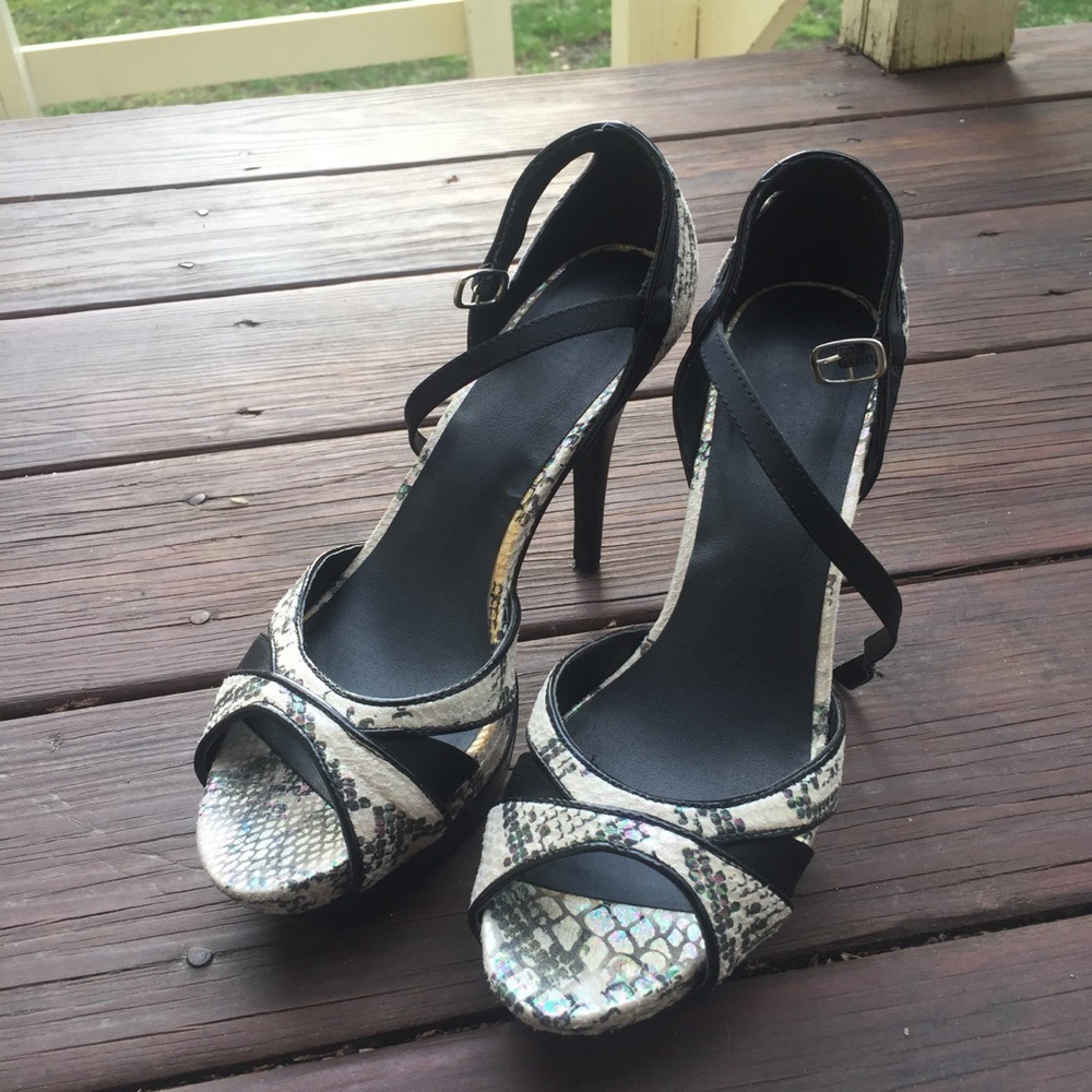 ☀️Jessica Simpson Black & Silver Heels Size 8.5